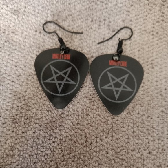 MOTLEY CRUE SHOUT OF THE DEVIL GUITAR PICK EARRINGS - NECKLACE SET - Picture 1 of 2